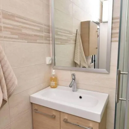 Renove Avec Piscine, Plage Et Parking Au Grau-du-roi - Fr-1-717-9 Apartment