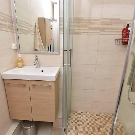 Renove Avec Piscine, Plage Et Parking Au Grau-du-roi - Fr-1-717-9 Apartment *